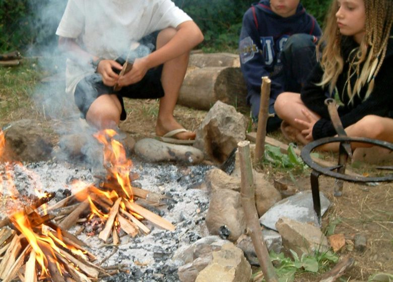 Jeunes autour du feu de camp