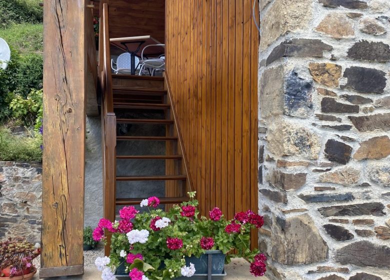 Accès par escalier en bois