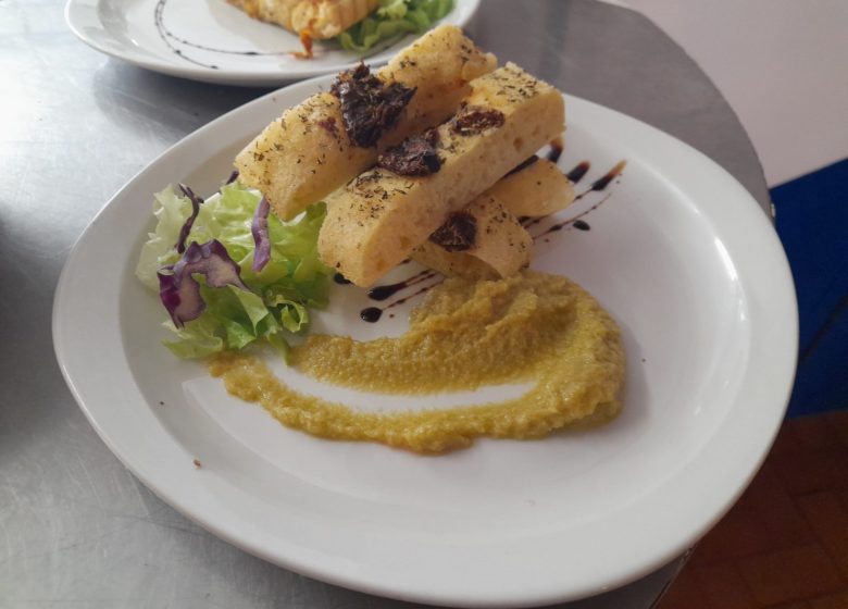 Focaccia tomates séchées et tapenade