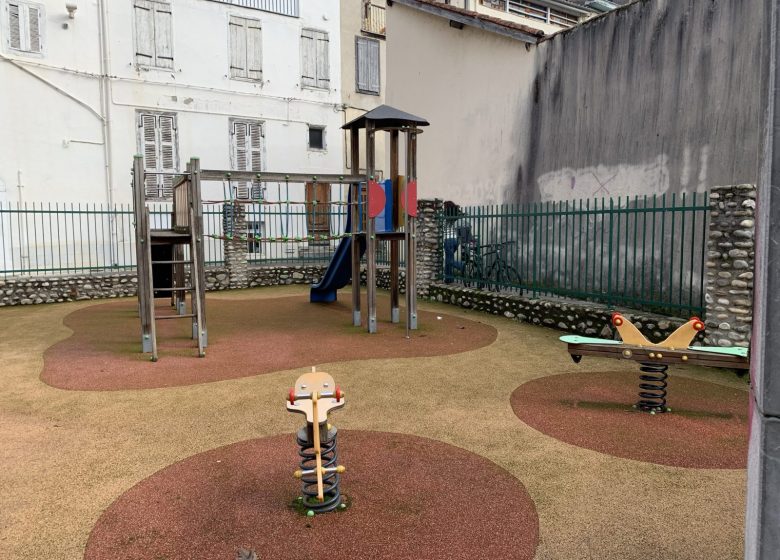 Aire de jeux publique pour enfants en centre ville_Saint-Girons