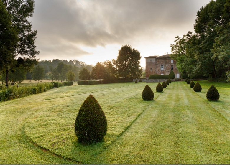 Abbaye de Combelongue vue du jardin remarquable